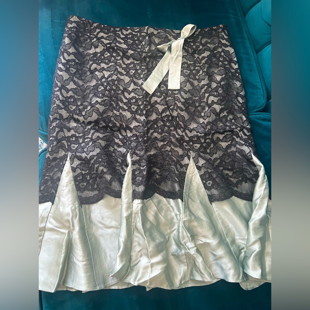 Lace & Silk laundry by Shelli Segal mid length skirt